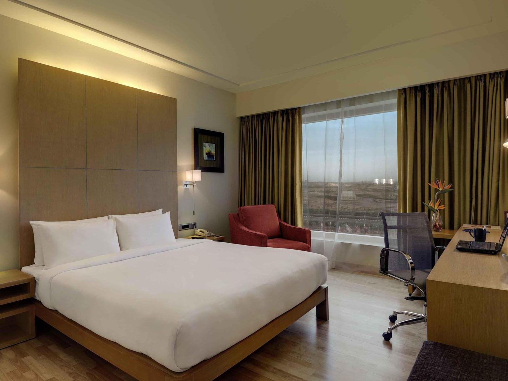 Premier King Bed with Lounge Access - Happy Hours 6:30 PM to 8:30 PM